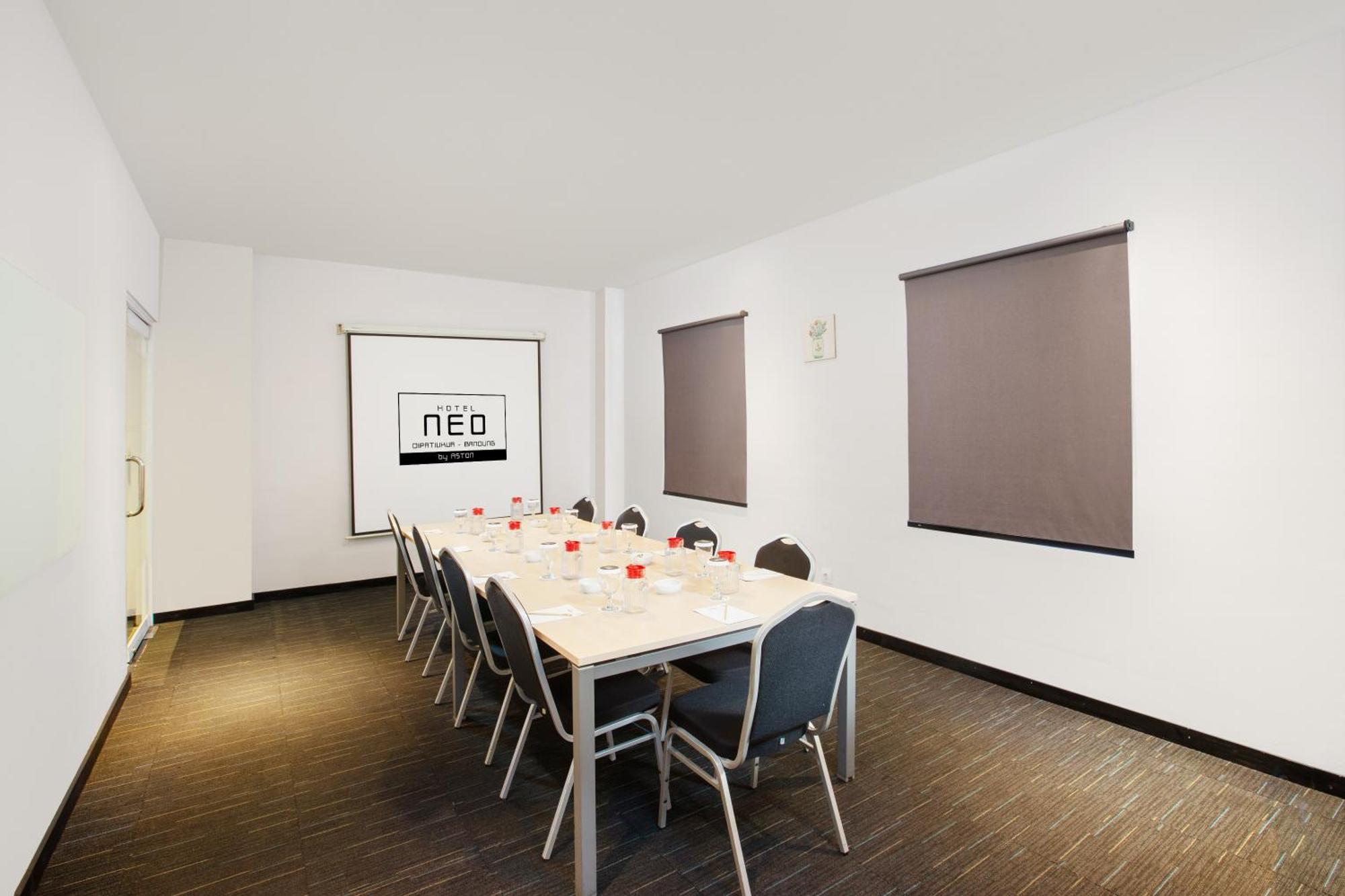 Neo Dipatiukur Bandung By Aston Hotel Exterior photo