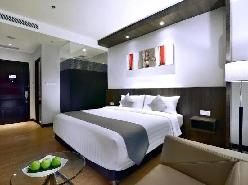 Neo Dipatiukur Bandung By Aston Hotel Exterior photo